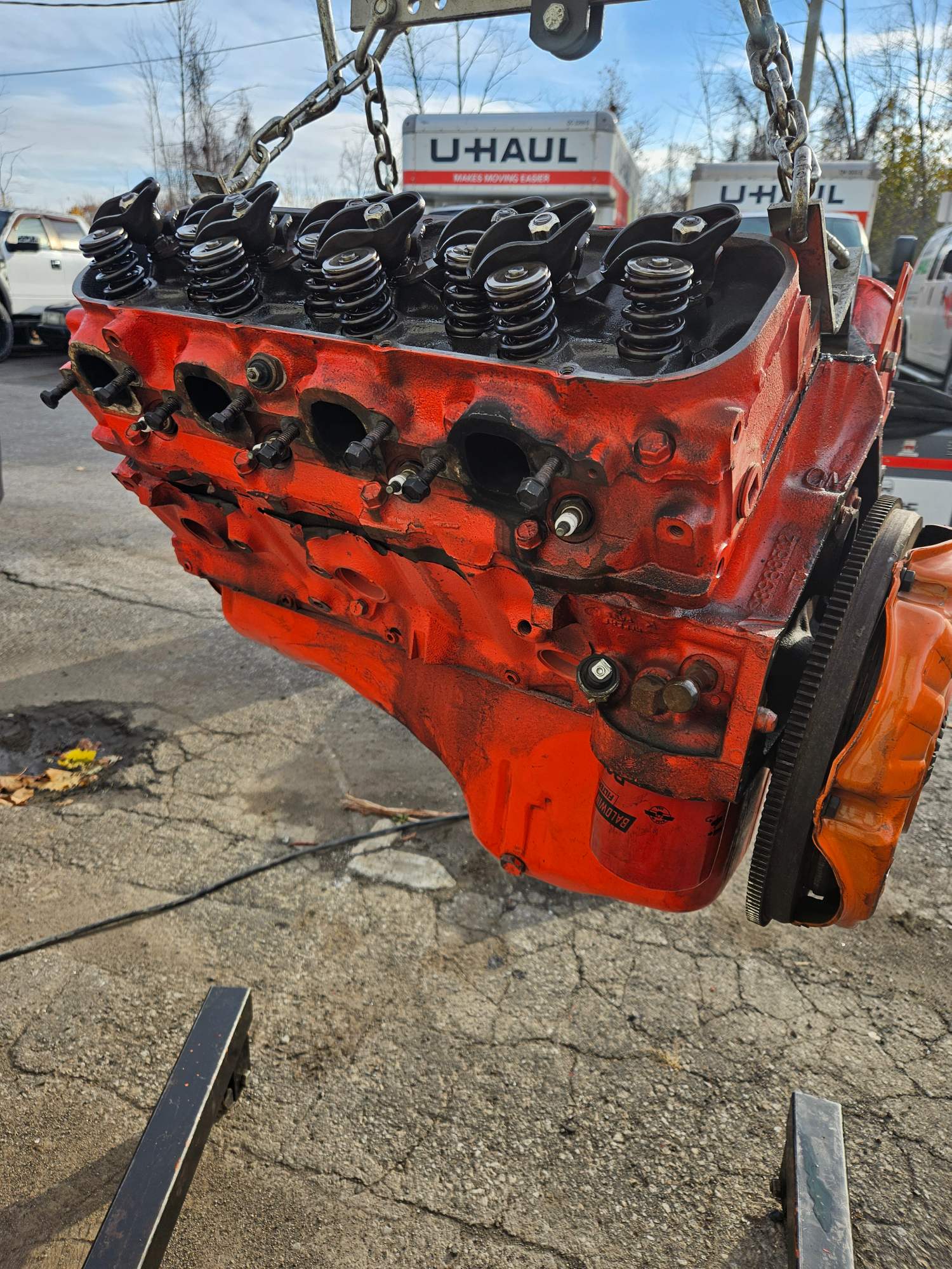 Bloc moteur V8 recouvert de vieille peinture orange avant le décapage au laser
