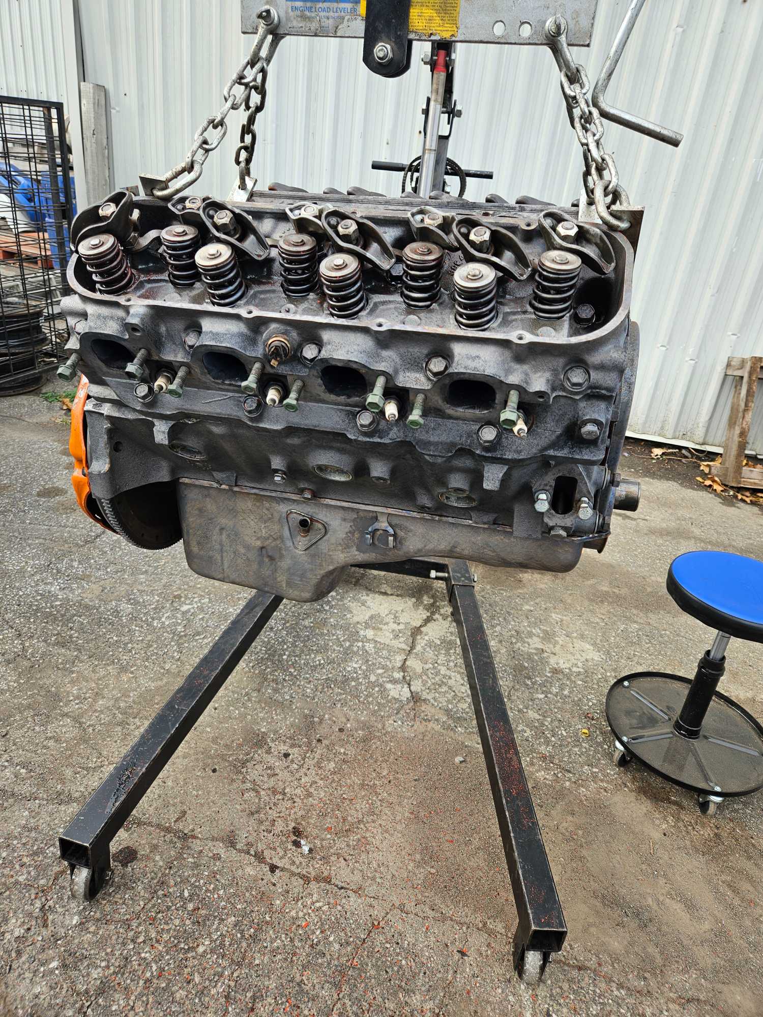 Le même bloc moteur V8 après décapage au laser, fonte nue et propre